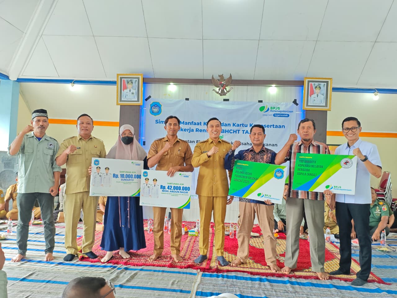 Foto: PENYERAHAN MANFAAT JAMINAN KEMATIAN (JKM) DAN PENYERAHAN KARTU KEPESERTAAN PEKERJA RENTAN