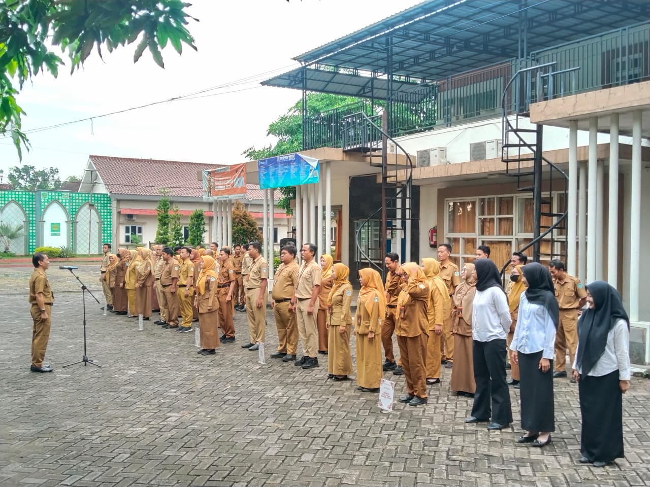 Foto: "KERJA GASPOL!" : SEKDIN DISNAKER LAMONGAN SATRIYO WIBOWO PACU SEMANGAT ASN DI APEL PAGI