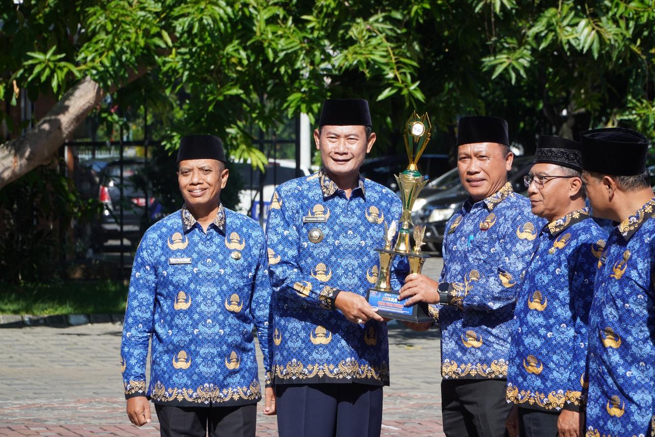 Foto: TROPHY KEMENANGAN DISNAKER LAMONGAN TAMPIL GEMILANG DI LOMBA KORPRI