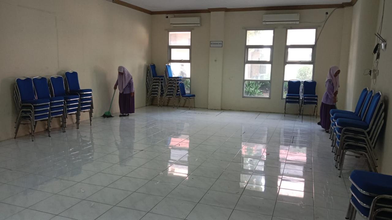 Foto: KEGIATAN POSITIF PESERTA MAGANG : CIPTAKAN LINGKUNGAN KANTOR YANG BERSIH DAN NYAMAN DI BLK DISNAKER LAMONGAN