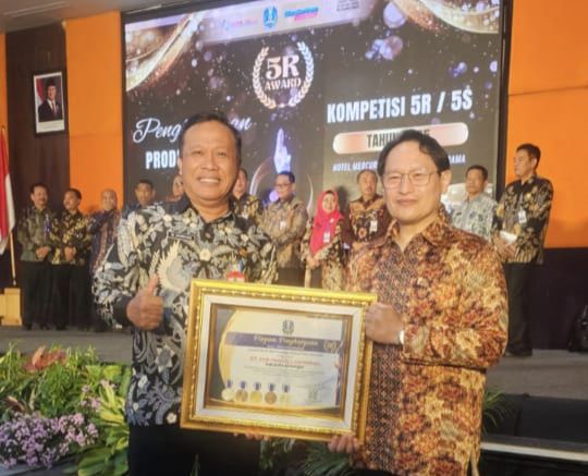 Foto: PENERIMAAN PENGHARGAAN PRODUKTIVITAS KOMPETISI 5R/5S ANTAR PERUSAHAAN DI JAWA TIMUR