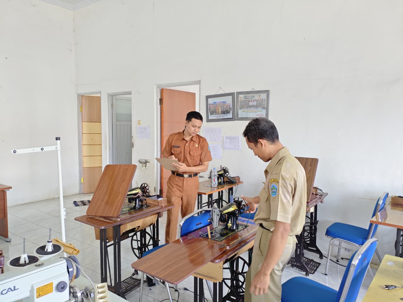 Foto: BLK DISNAKER KAB. LAMONGAN PASTIKAN SELURUH PERALATAN PELATIHAN MENJAHIT PAKAIAN DEWASA DALAM KONDISI LAYAK PAKAI