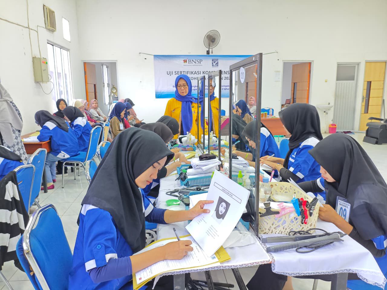 Foto: UJI SERTIFIKASI KOMPETENSI TATA KECANTIKAN RAMBUT
