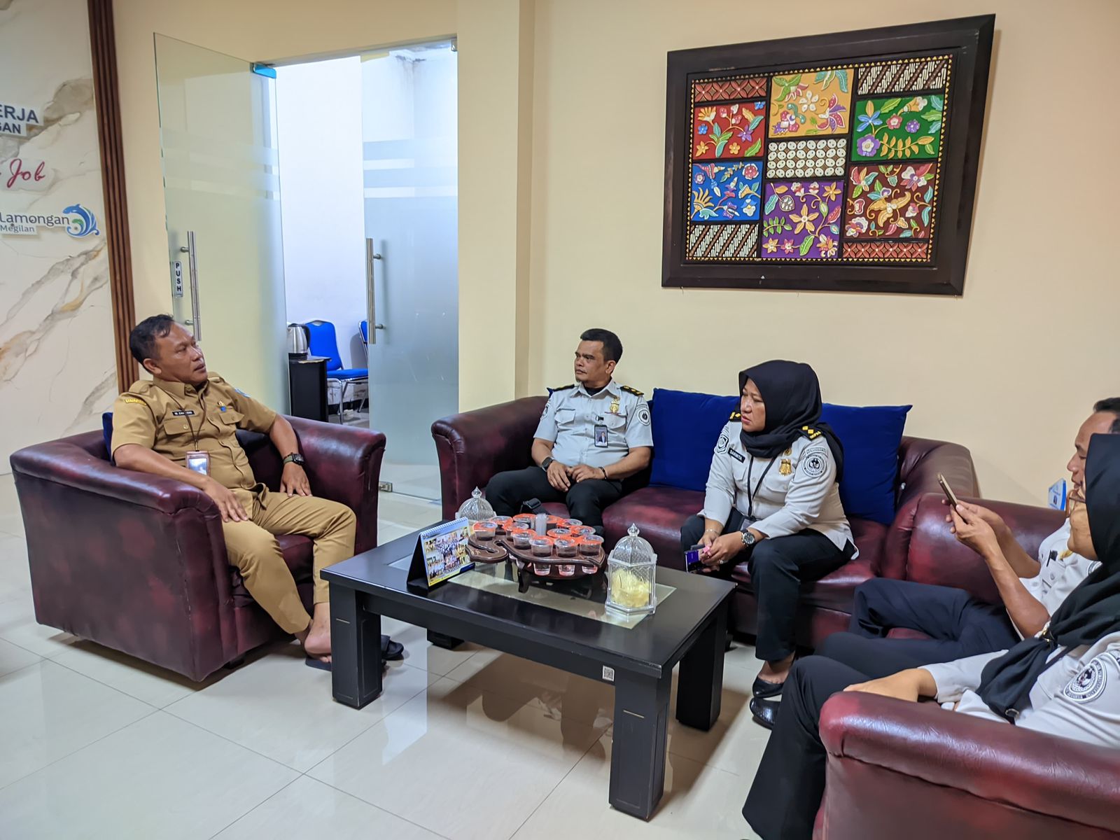 Foto: MONITORING DAN EVALUASI TKA DAN PMI, IMIGRASI KELAS I TP TANJUNG PERAK SURABAYA KUNJUNGI DISNAKER LAMONGAN