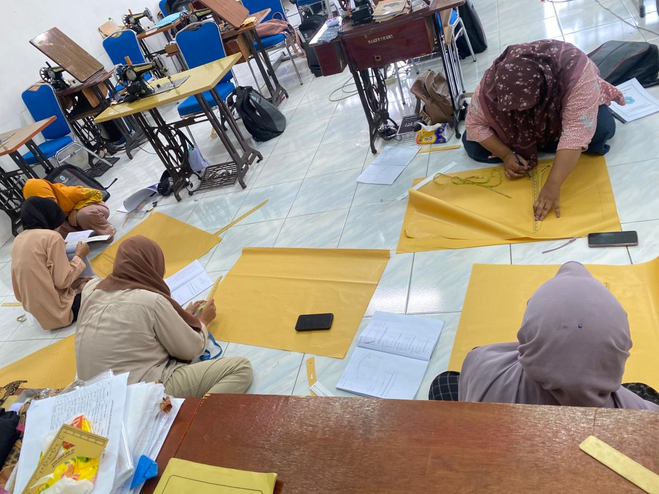 Foto: UPDATE AKTIVITAS PESERTA PELATIHAN MENJAHIT PAKAIAN WANITA DEWASA DI BLK DINAS TENAGA KERJA KABUPATEN LAMONGAN