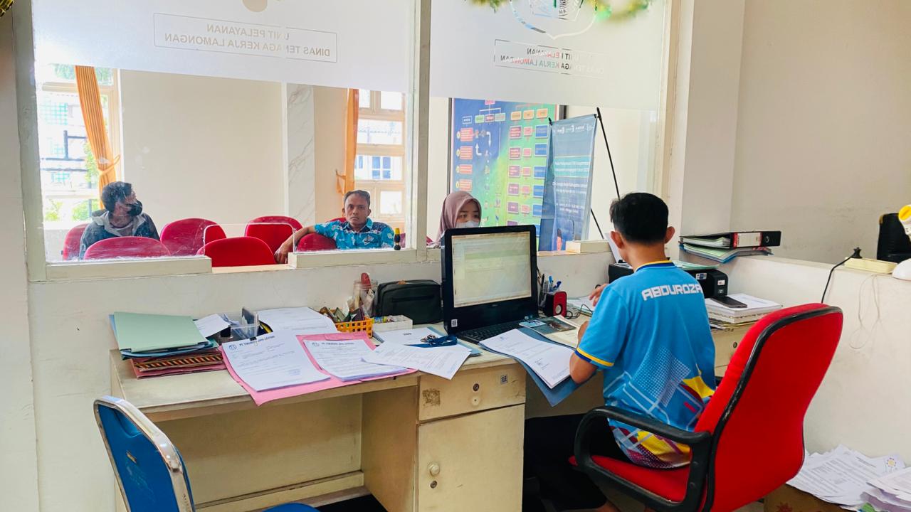 Foto: WFH TAK HALANGI LAYANAN : DISNAKER LAMONGAN TETAP HADIR UNTUK MASYARAKAT