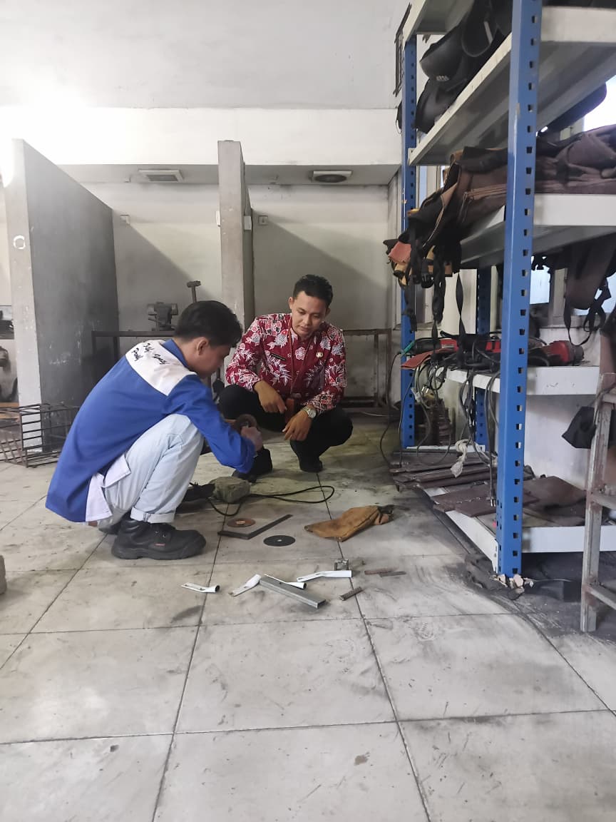 Foto: MONITORING DAN PENGECEKAN APD JADI RUTINITAS SEBELUM PELATIHAN SMAW 3G DIMULAI