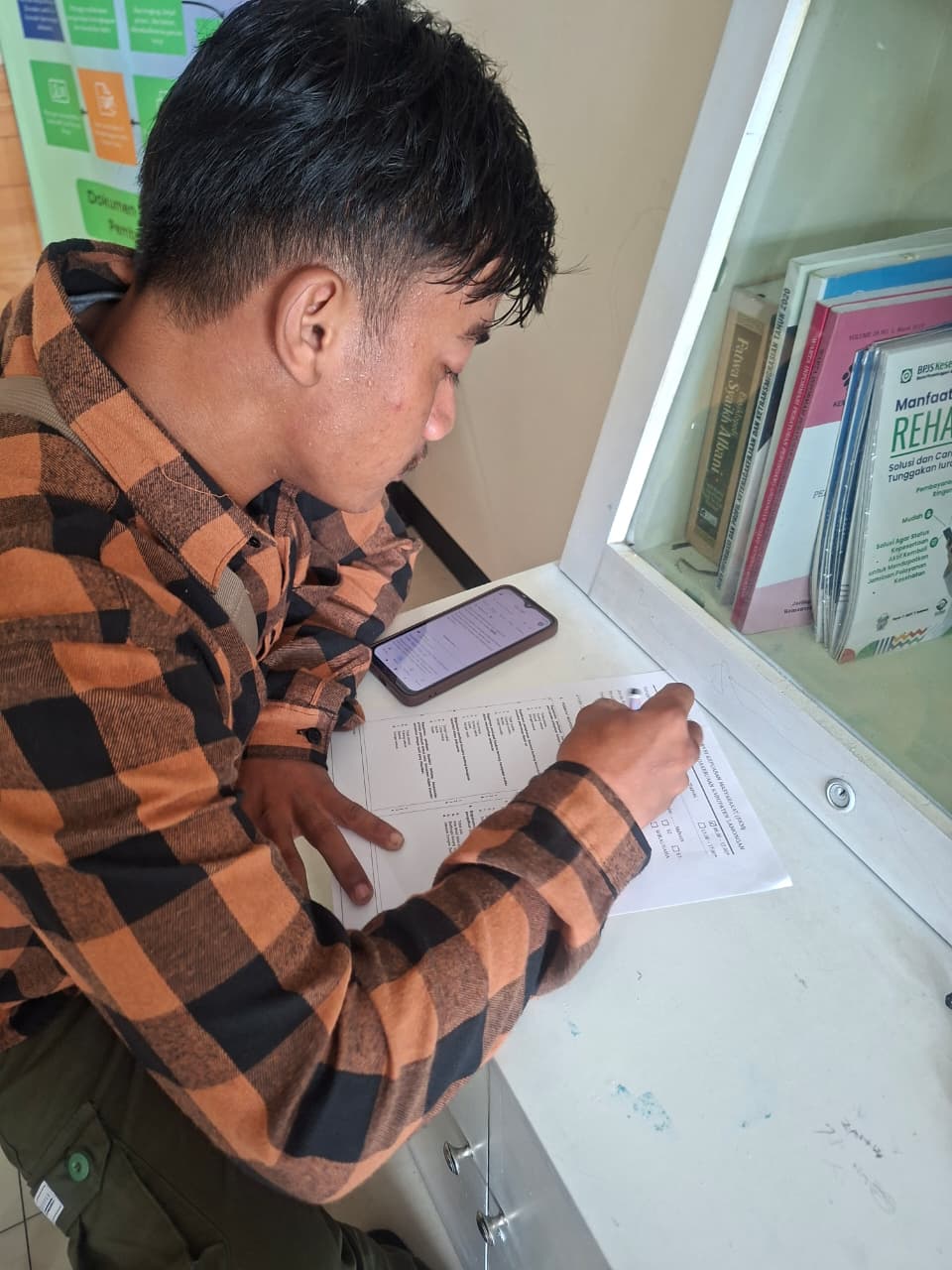 Foto: UKUR KUALITAS PELAYANAN, DISNAKER LAMONGAN AJAK MASYARAKAT AKTIF DALAM PENGISIAN SKM