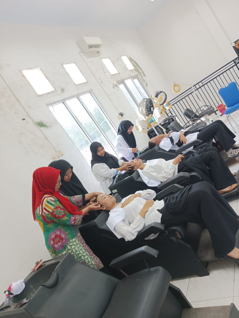 Foto: DARI HOBI MENJADI PROFESI : PELUANG KARIR DI BIDANG TATA RAMBUT DAN MAKE UP