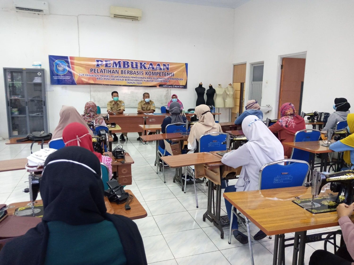 Foto: Menjahit Masa Depan: Pelatihan Keterampilan Menjahit di Dinas Tenaga Kerja Lamongan