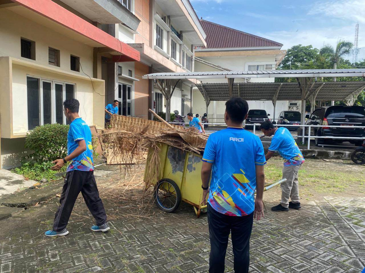Foto: PERKUAT SEMANGAT GOTONG ROYONG, DISNAKER LAMONGAN GELAR KERJA BAKTI LINGKUNGAN