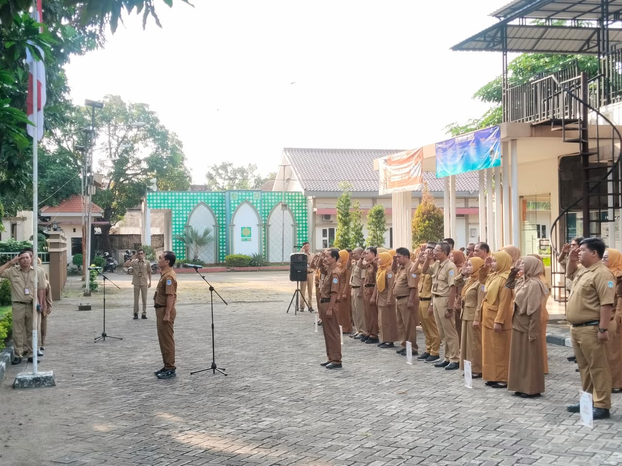 Foto: DISNAKER LAMONGAN RAIH PREDIKAT PLATINUM, SEKRETARIS DISNAKER APRESIASI KINERJA PEGAWAI SAAT APEL PAGI