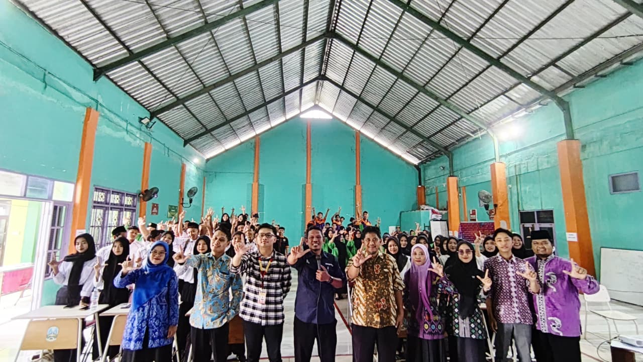 Foto: LANGKAH PASTI MENUJU DUNIA KERJA : SOSIALISASI & OPREC BKK SMK WACHID HASYIM GLAGAH BERSAMA DISNAKER LAMONGAN DAN DUNIA INDUSTRI