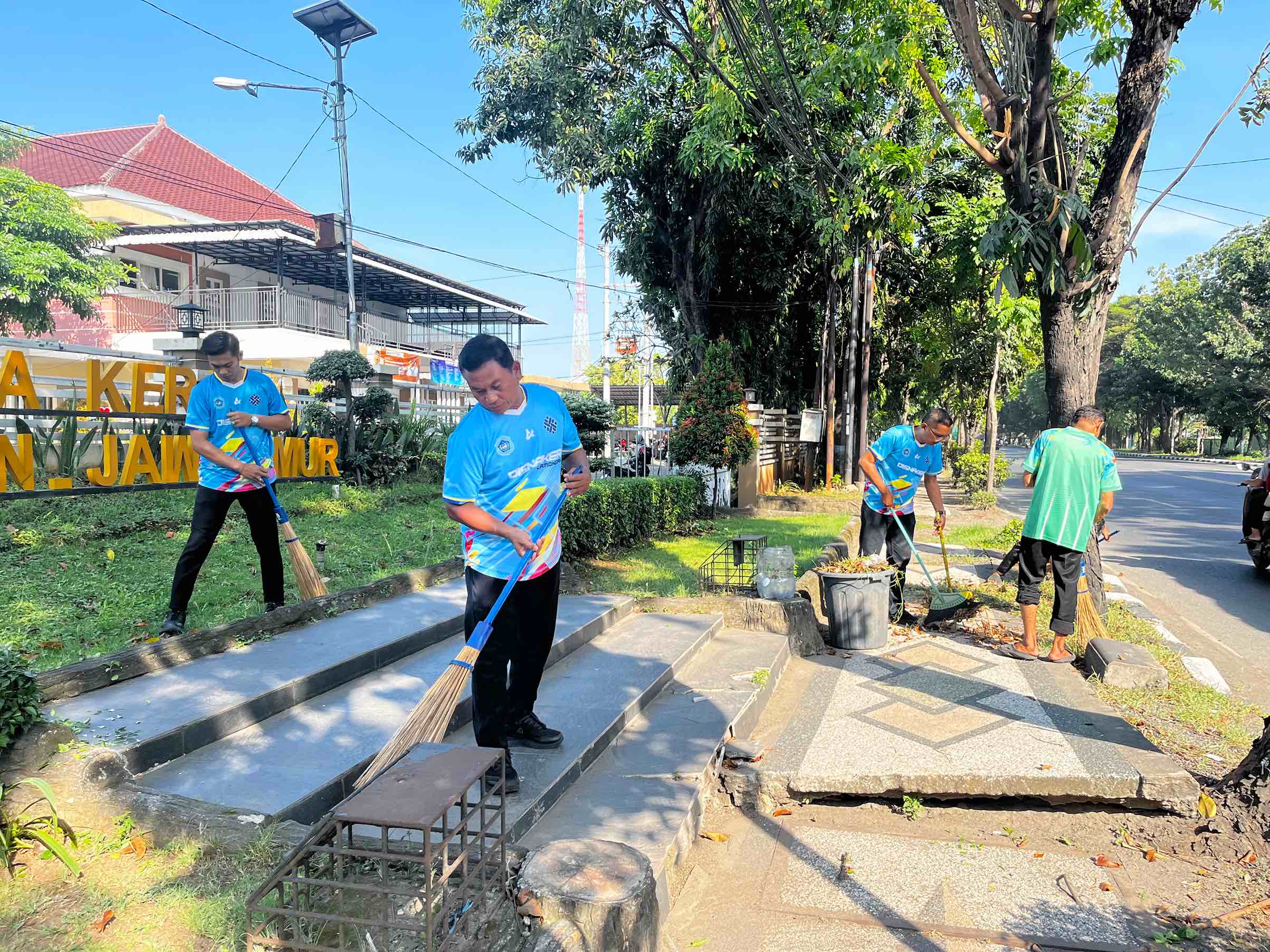 Foto: BANGUN KEBERSAMAAN DI HARI JUMAT MELALUI KERJA BAKTI BERSAMA
