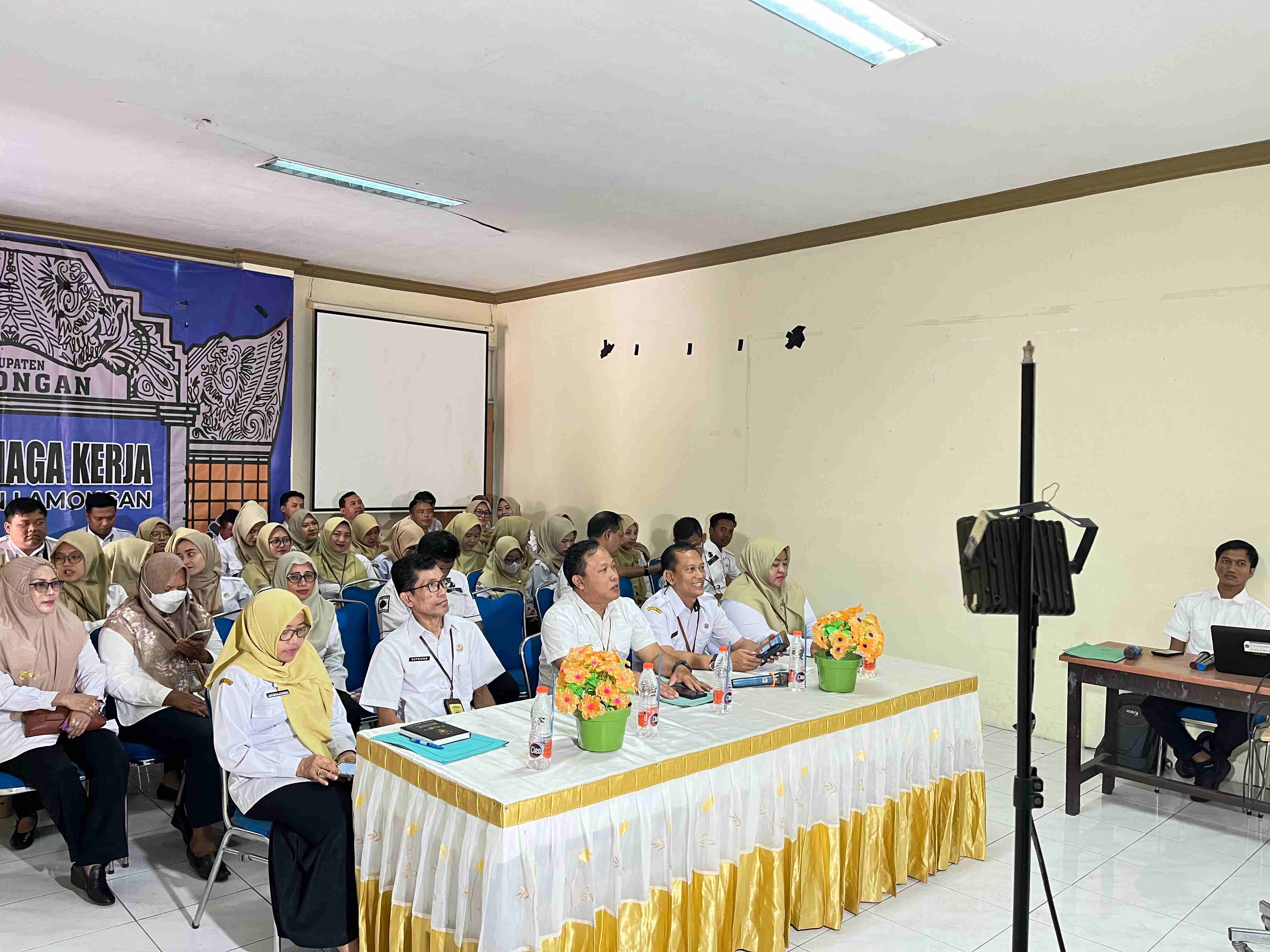 Foto: BUPATI LAMONGAN PIMPIN LEADER'S BRIED, DISNAKER LAMONGAN IKUTI DI RUANG B BLK