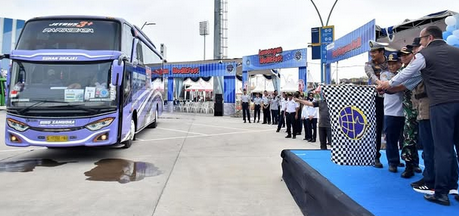 Foto: PEMKAB LAMONGAN KEMBALI FASILITASI BALIK GRATIS, 146 PEMUDIK DIBERANGKATKAN OLEH BUPATI YES