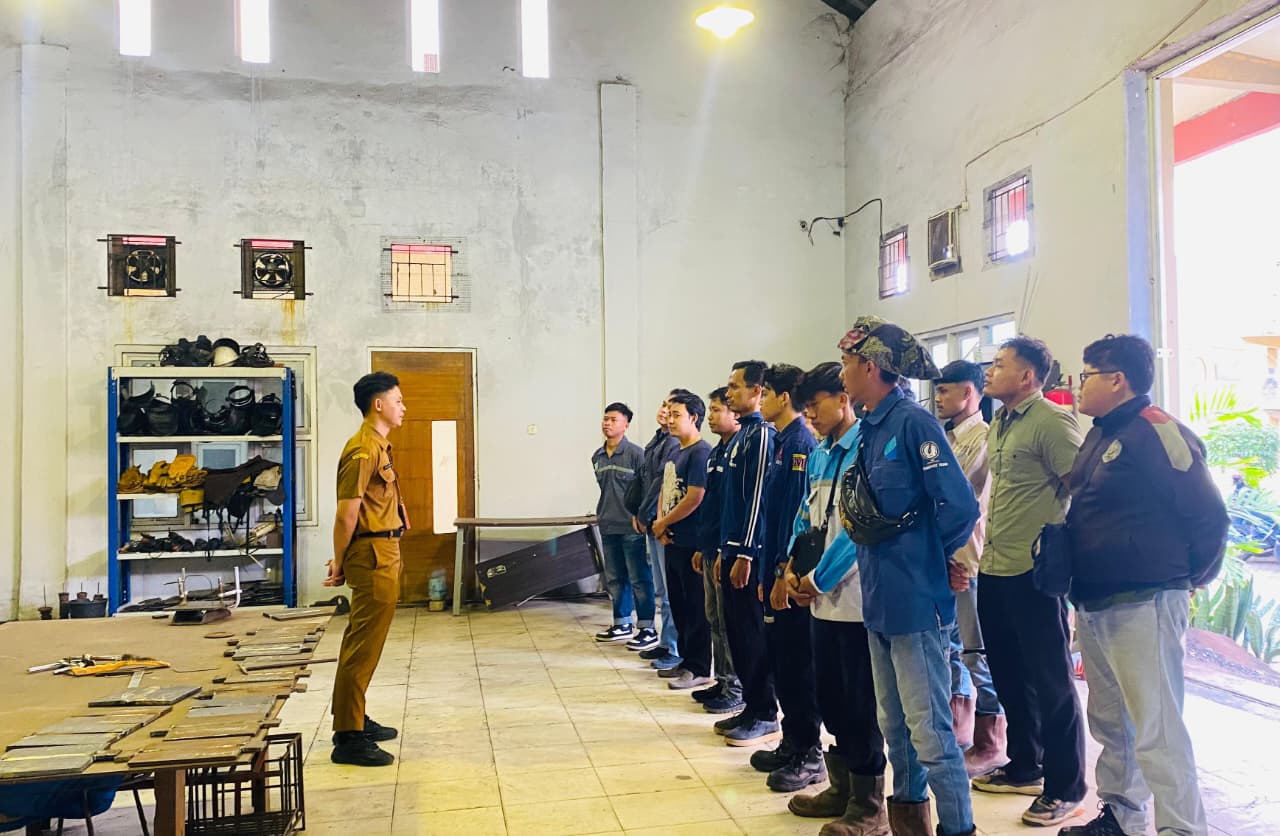 Foto: ARAHAN PENERAPAN K3 SEBAGAI UPAYA PEMBENTUKAN BUDAYA KERJA AMAN BAGI PESERTA PELATIHAN LAS SMAW 3G