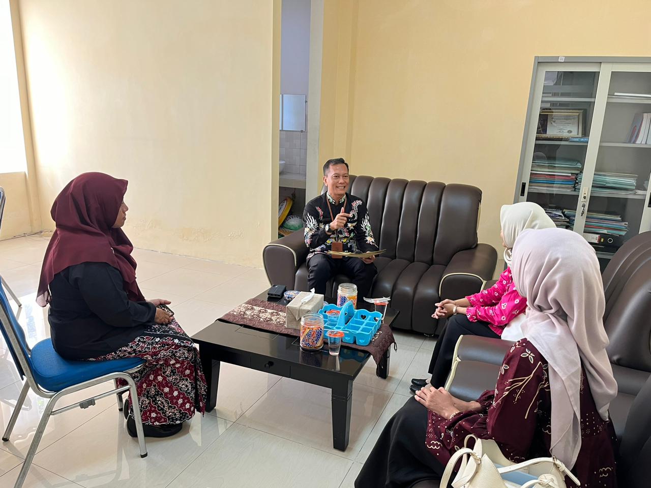 Foto: SEKRETARIS DISNAKER LAMONGAN SAMBUT MAHASISWA MAGANG, BEKALI ARAHAN DAN PEMBEKALAN AWAL