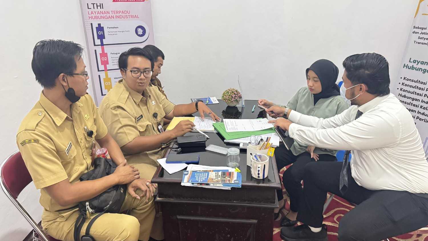 Foto: Disnaker Hadiri Undangan Penyelesaian Perselisihan Hubungan Industrial di Disnakertrans Provinsi Jawa Timur
