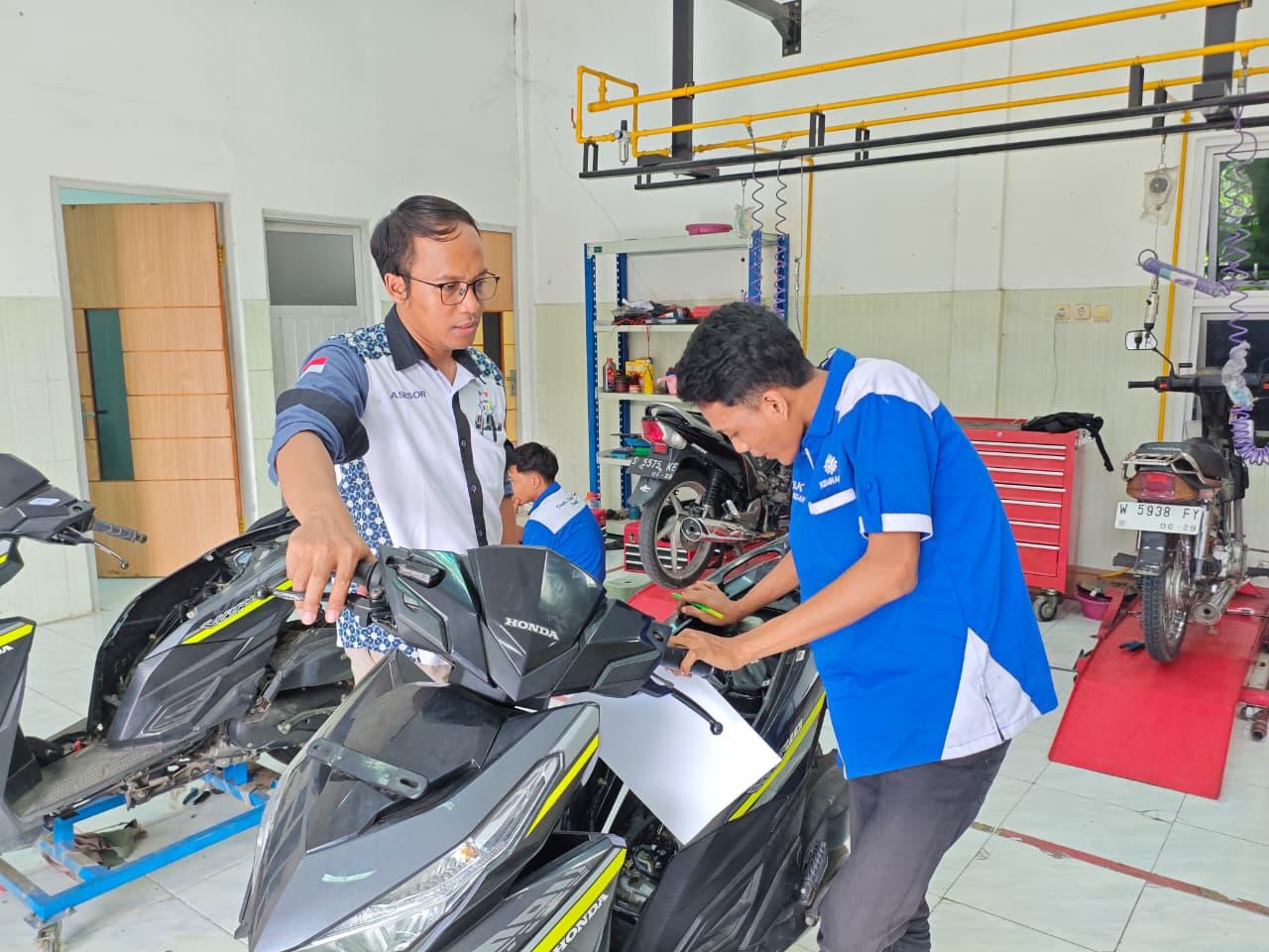 Foto: UJI SERTIFIKASI KOMPETENSI PESERTA PELATIHAN RODA DUA (R2)