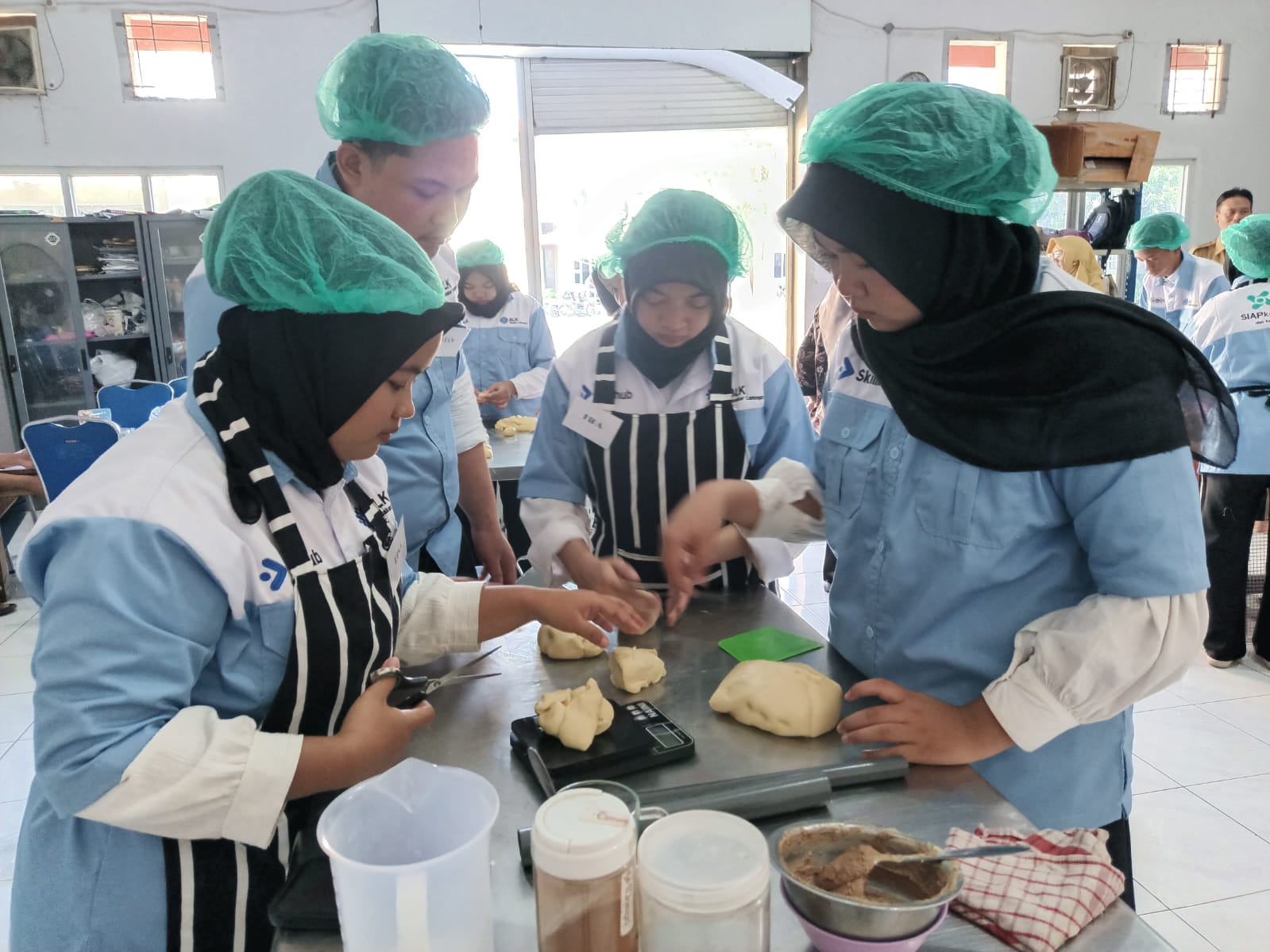 Foto: BELAJAR DNEGAN SEMANGAT BERKARYA DENGAN PERCAYA DIRI DI PELATIHAN PEMBUATAN ROTI DAN KUE