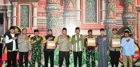 Foto: GEMA TAKBIR MENGGEMA, WARGA LAMONGAN SAMBUT HARI KEMENANGAN DENGAN KHIDMAT