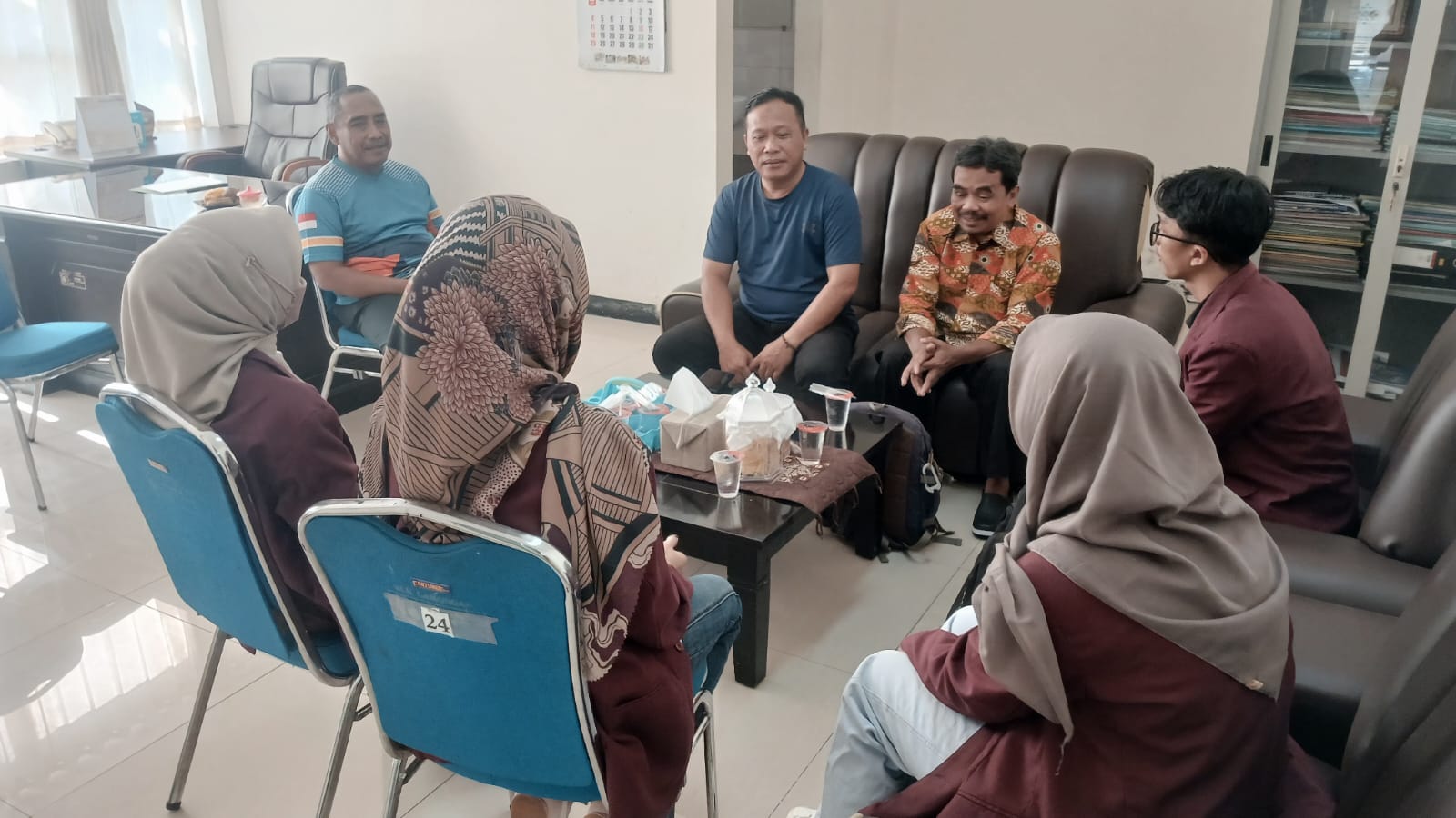 Foto: KENANG-KENANG PERPISAHAN JEJAK KEBERSAMAAN MAHASISWA UMLA UNTUK DISNAKER LAMONGAN