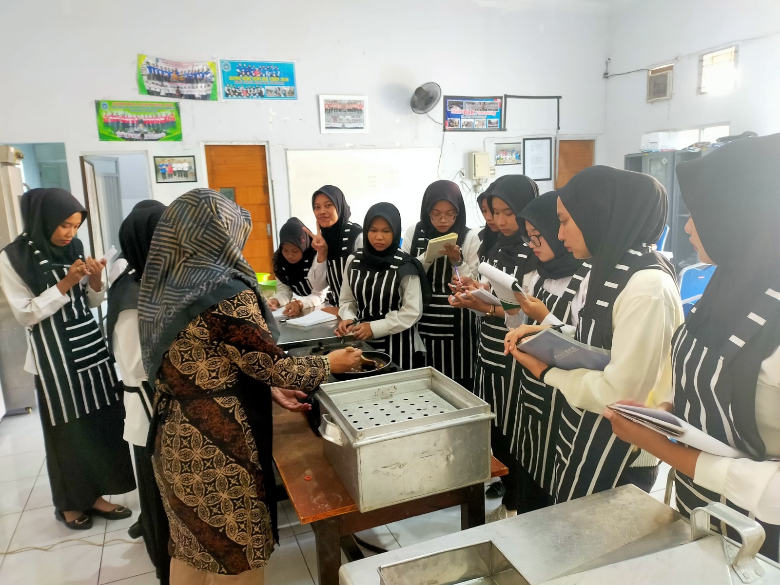 Foto: PELATIHAN BAKERY DI BLK DISNAKER LAMONGAN : LANGKAH AWAL MENUJU BISNIS KULINER
