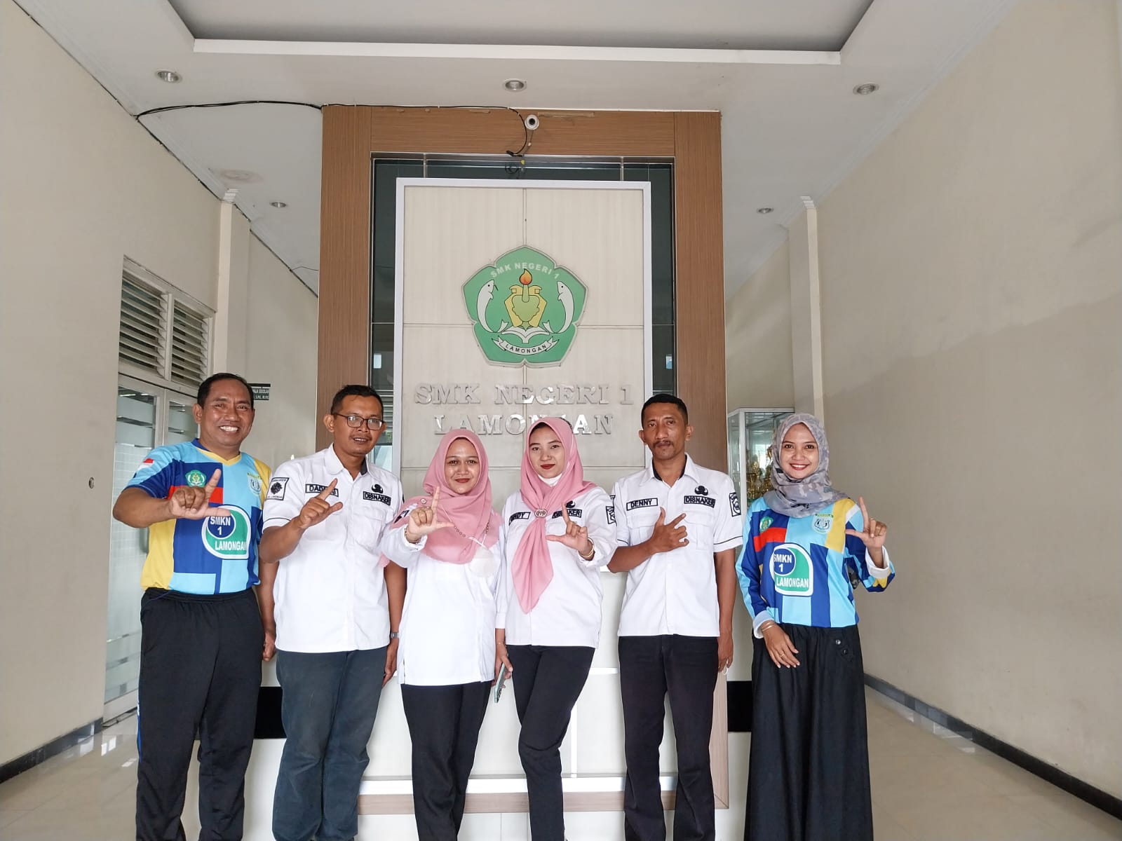 Foto: LOMPATAN KARIER ALUMNI MAKIN NYATA: DISNAKER LAMONGAN GELAR MONEV BKK DI SMKN 1 LAMONGAN DEMI OPTIMALISASI SERAPAN KERJA NASIONAL