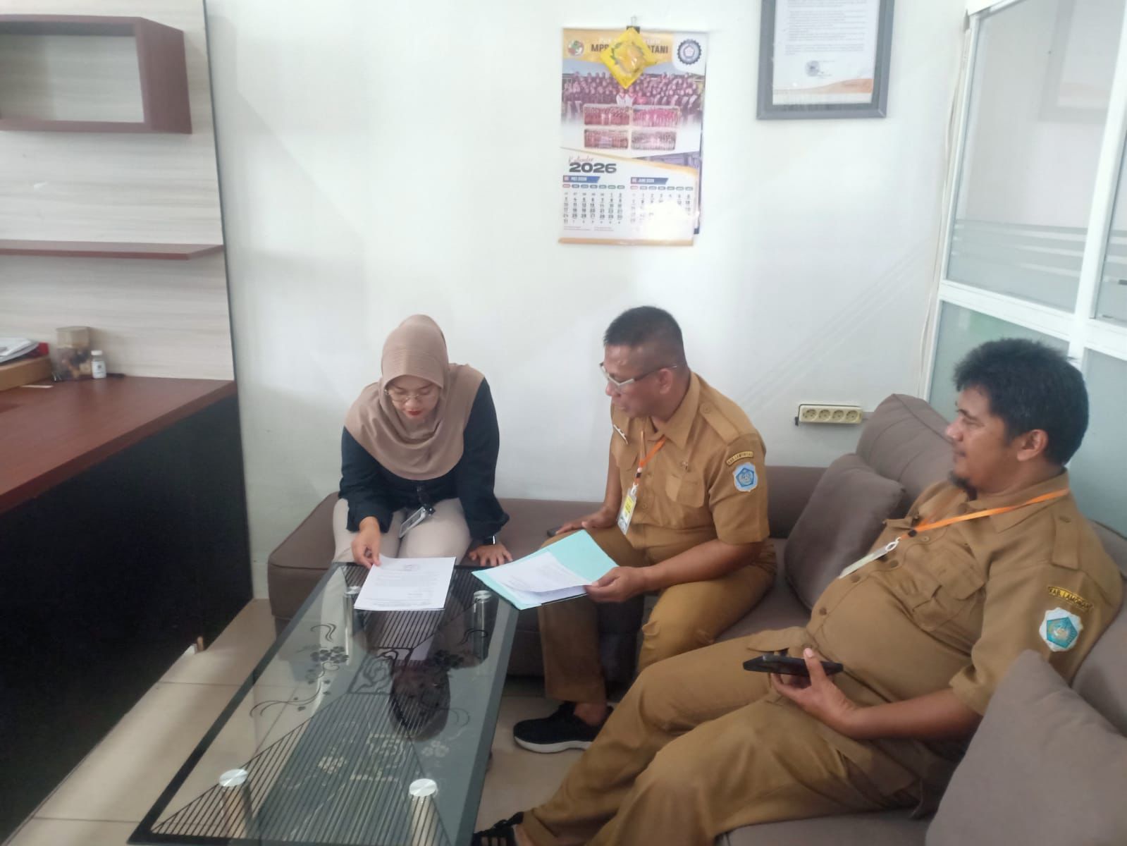 Foto: BANGUN KOLABORASI BERKELANJUTAN, DISNAKER LAMONGAN TINJAU INDUSTRI SIGARET KRETEK DI KPUD MINATANI BRONDONG