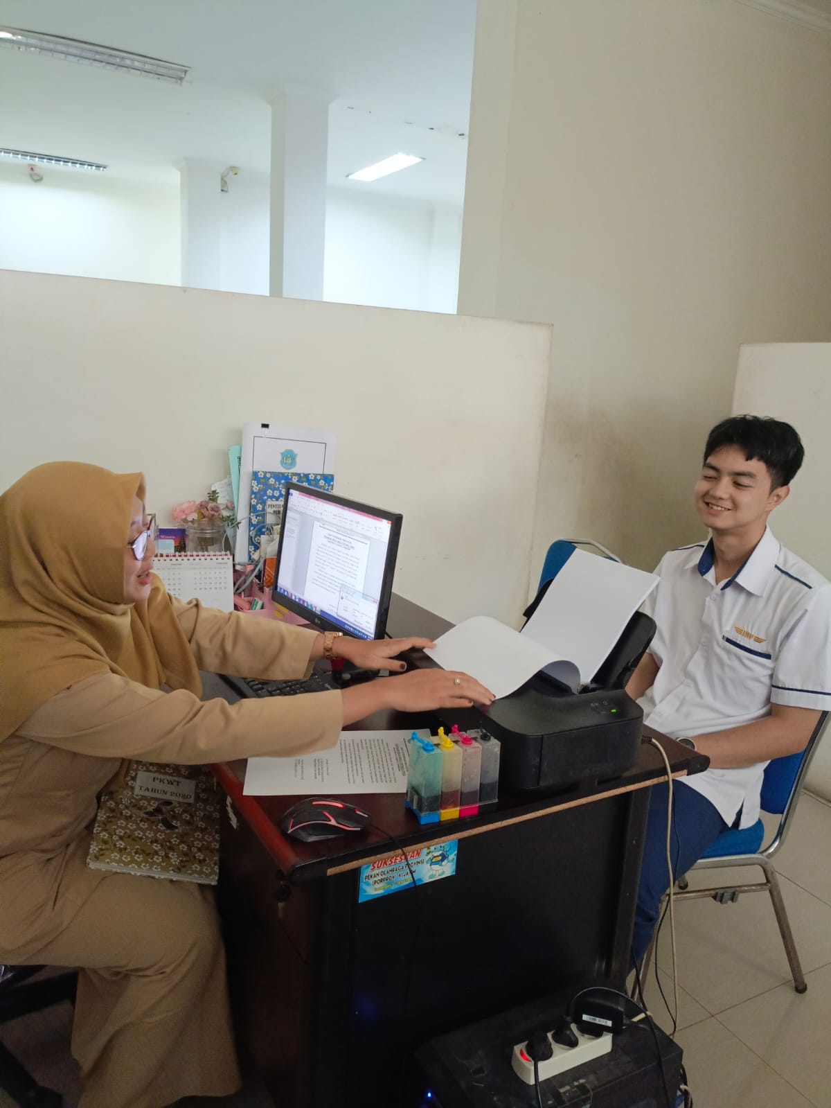Foto: TERTIB ADMINISTRASI, HUBUNGAN HARMONIS : PT. INTI NIAGARA PRANASARO CATATKAN PKWT DI DISNAKER LAMONGAN