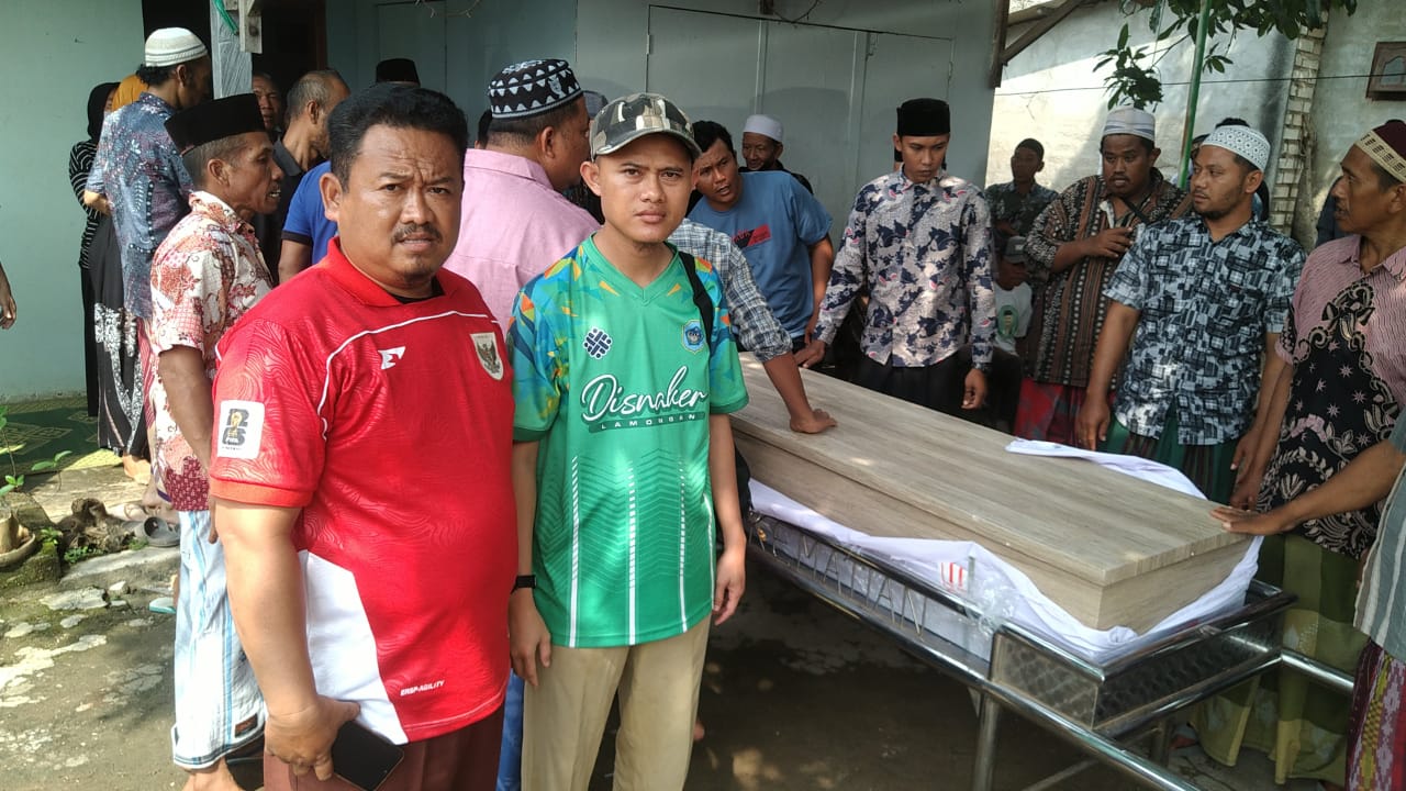 Foto: DISNAKER KAB. LAMONGAN FASILITASI PEMULANGAN JENAZAH PMI ASAL DESA BRENGKOK DARI NEGARA MALAYSIA