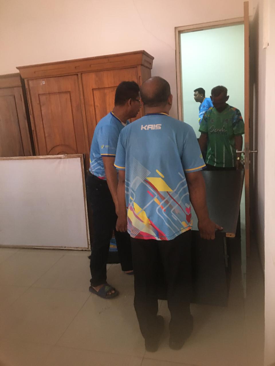 Foto: GOTONG ROYONG MERINGANKAN PEKERJAAN DAN MEMPERERAT KEBERSAMAAN