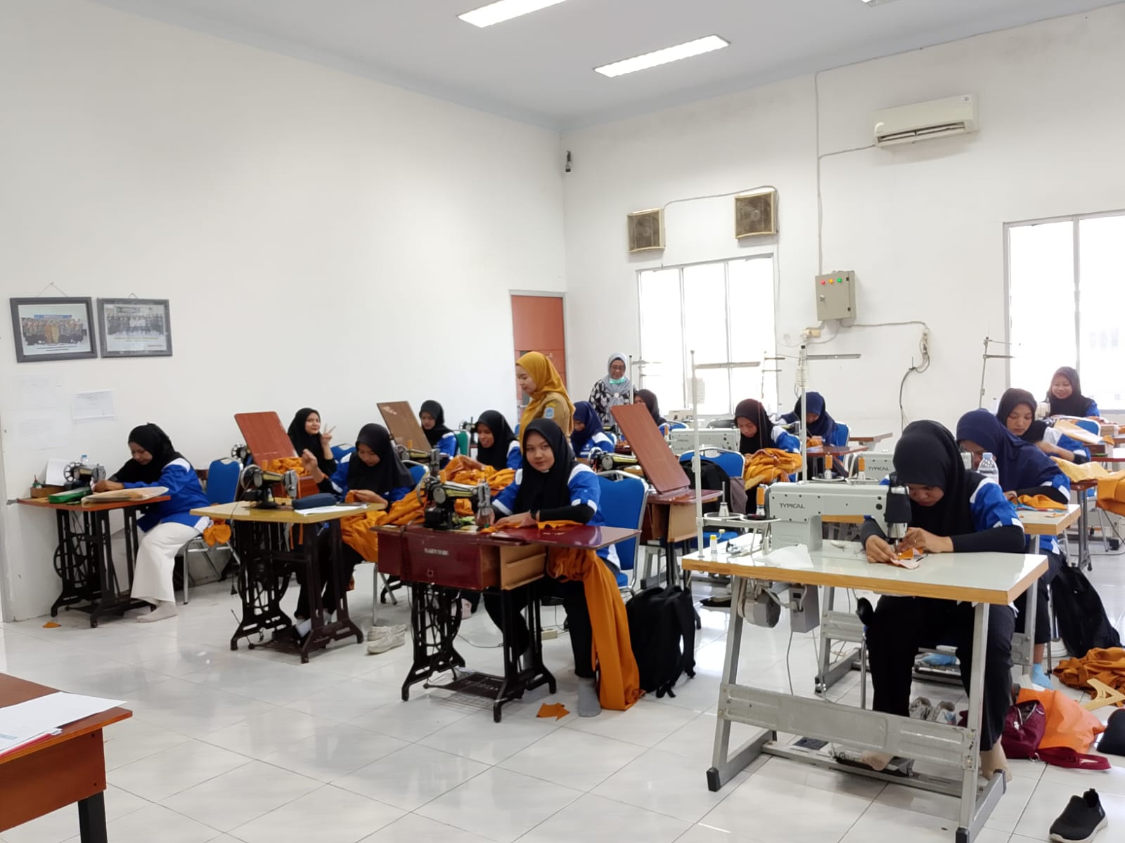 Foto: PELATIHAN MENJAHIT DI BLK DISNAKER LAMONGAN: JALAN PINTAS JADI MODISTE PROFESIONAL DAN MANDIRI
