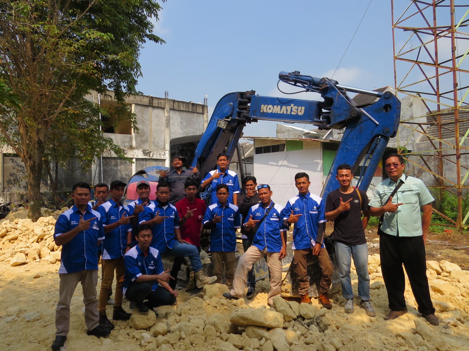 Foto: PELATIHAN OPERATOR EXCAVATOR DI BLK LAMONGAN : MENCETAK TENAGA KERJA PROFESIONAL BIDANG ALAT BERAT