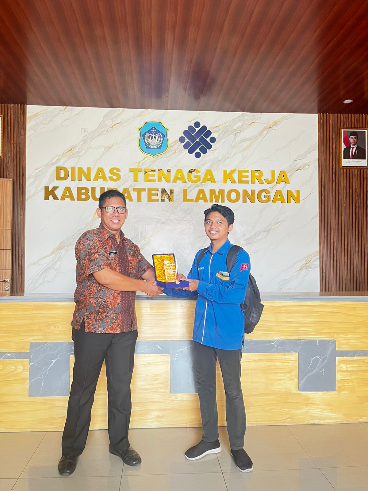 Foto: KENANG KEBERSAMAAN, MAHASISWA MAGANG UNISLA SERAHKAN CINDERAMATA KE BIDANG PENTA & PKK DISNAKER LAMONGAN