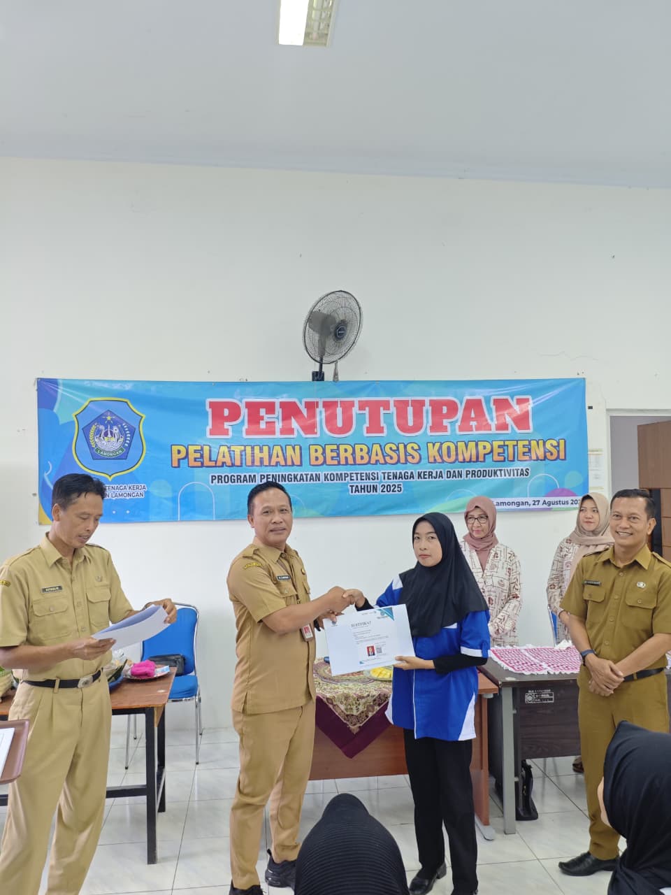 Foto: TINGKATKAN KOMPETENSI MASYARAKAT, DISNAKER LAMONGAN TUTUP PELATIHAN MENJAHIT DENGAN PENYERAHAN SERTIFIKAT