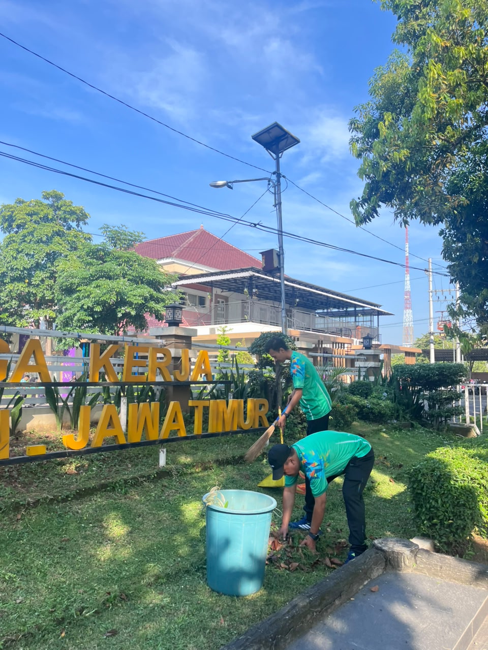 Foto: PERINGATI HARI LINGKUNGAN HIDUP SEDUNIA 2026 DISNAKER LAMONGAN GELAR SENAM BERSAMA DAN AKSI BERSIH LINGKUNGAN