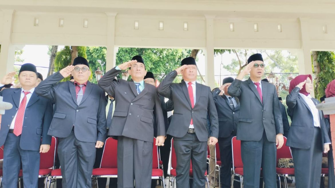 Foto: SEMARAK HARI SUMPAH PEMUDA, KEPALA DISNAKER LAMONGAN TURUT MENGIKUTI UPACARA DI ALUN-ALUN LAMONGAN