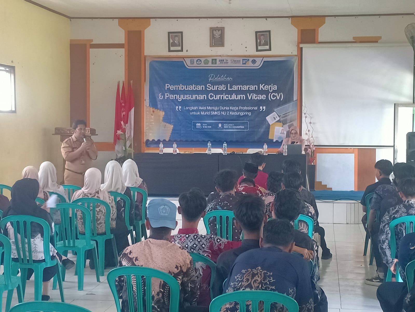 Foto: DISNAKER HADIR DAMPINGI GENERASI SIAP KERJA DALAM PELATIHAN PEMBUATAN SURAT LAMARAN DI SMK NU 2 KEDUNGPRING