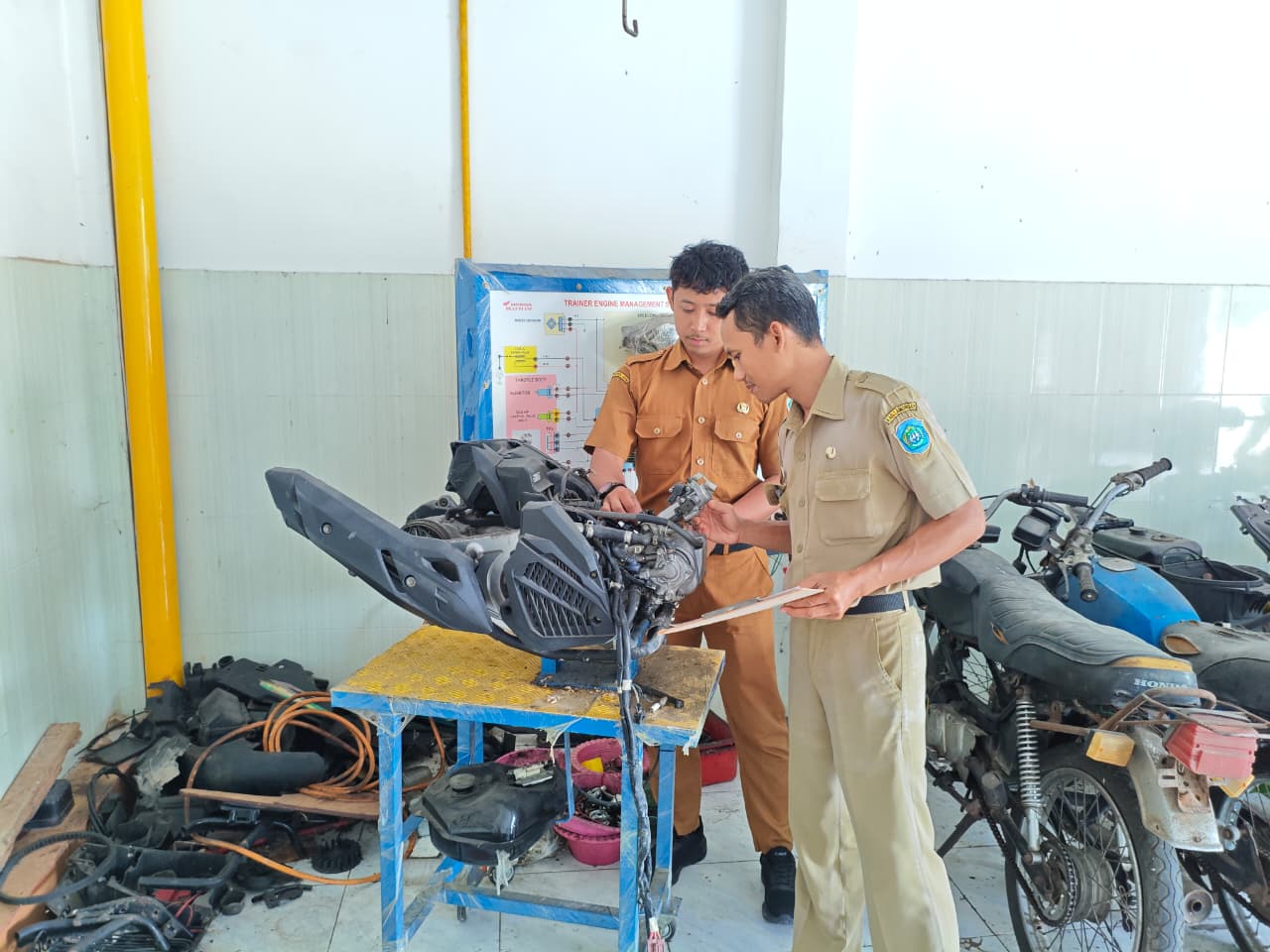 Foto: DISNAKER LAMONGAN PASTIKAN SELURUH PERALATAN PELATIHAN KEJURUAN SERVIS SEPEDA MOTOR LAYAK PAKAI