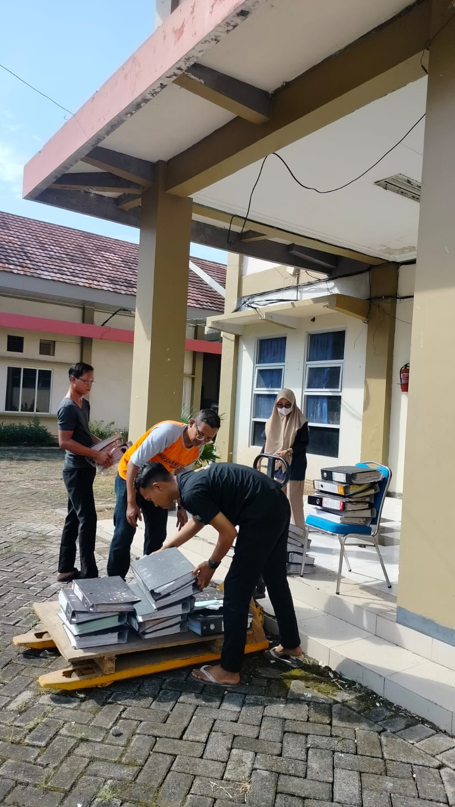 Foto: REVITALISASI MEMORI KERJA: SEMANGAT GOTONG ROYONG MENATA MASA DEPAN LEWAT KERJA BHAKTI ARSIP DISNAKER LAMONGAN!