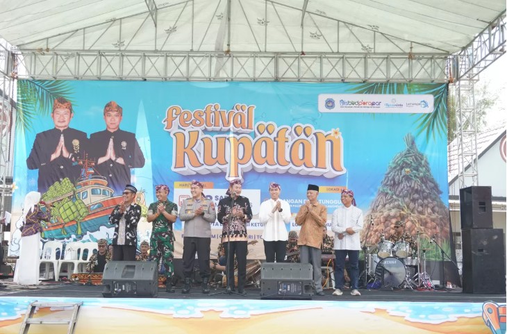 Foto: Meriah! Lestarikan Warisan Sunan Kalijaga, Ribuan Warga Lamongan Padati Festival Kupatan Tanjung Kodok 2026