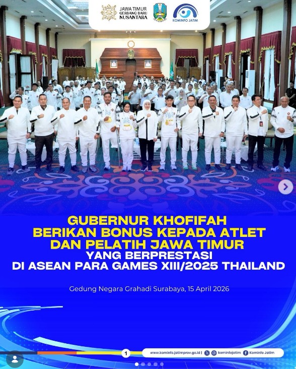 Foto: Gubernur Jawa Timur, Khofifah Indar Parawansa memberikan bonus kepada atlet dan pelatih berprestasi pada ajang ASEAN Para Games XIII 2025