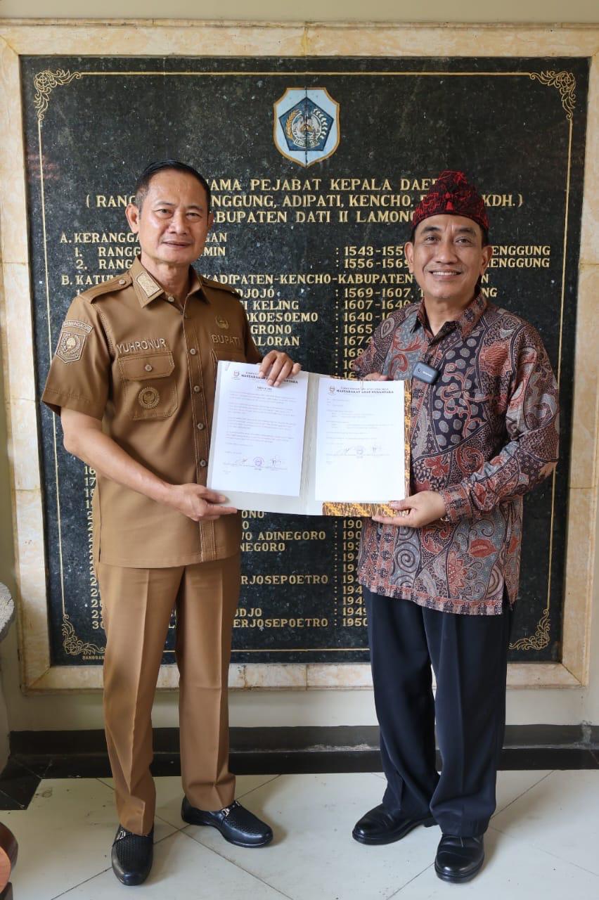 Foto: Terima Mandat, Heruwidi Resmi Pimpin Masyarakat Adat Nusantara Lamongan