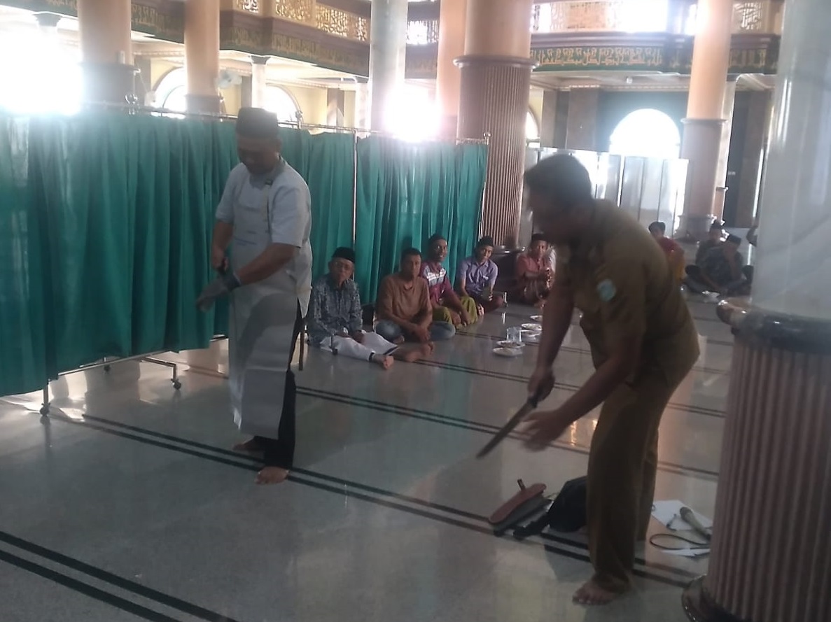 Dinas Peternakan dan Kesehatan Hewan Lamongan Sosialisasikan Pemotongan Hewan Kurban ASUH di Masjid Sabilillah Banjarwati