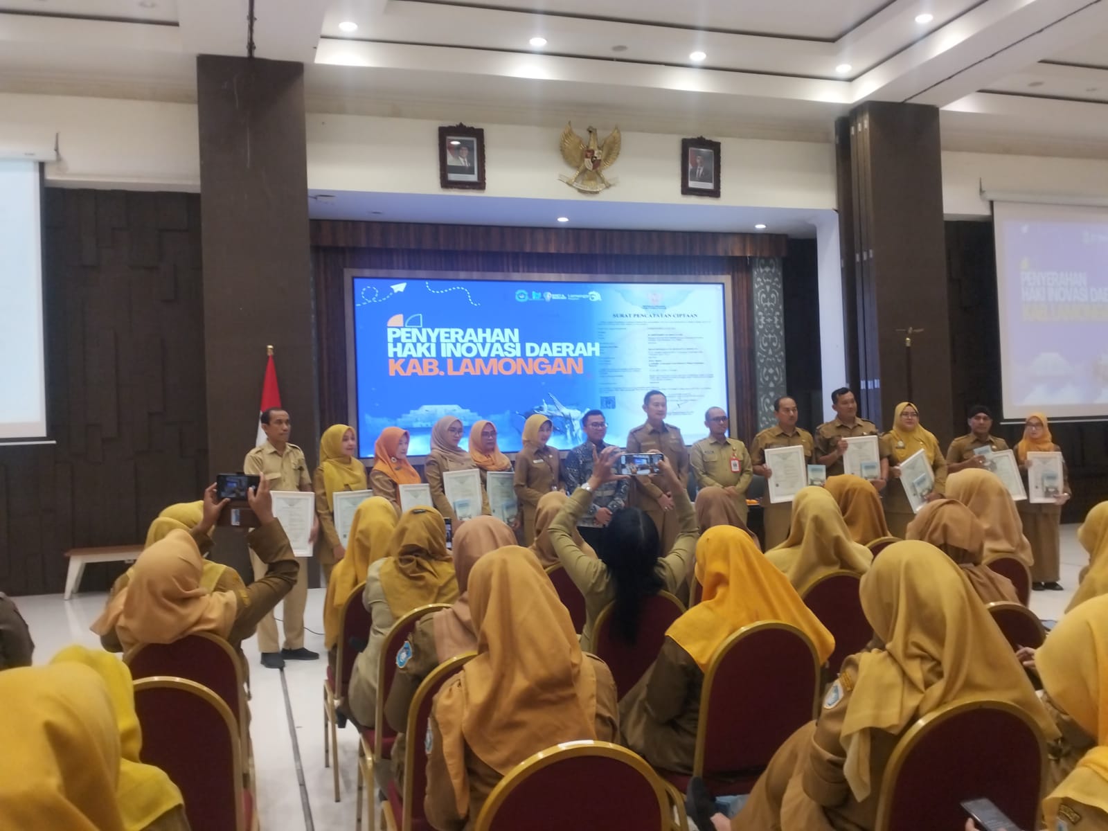 Foto: Program OMBAK SIPETRA Terima Penghargaan HKI dari Bupati Lamongan