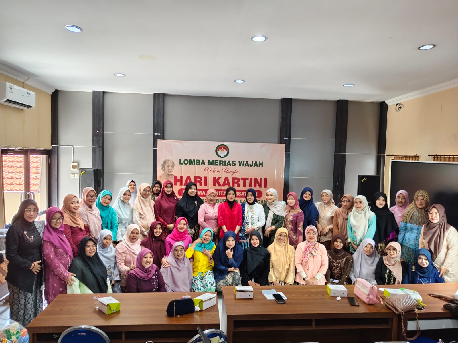 Foto: LOMBA MERIAS WAJAH MERIAHKAN PERINGATAN HARI KARTINI DI INSPEKTORAT KABUPATEN LAMONGAN LAMONGAN