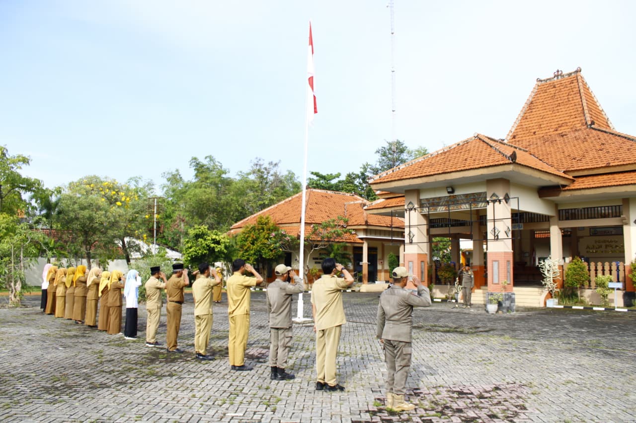 Foto: Apel rutin senin pagi Kecamatan Karanggeneng
