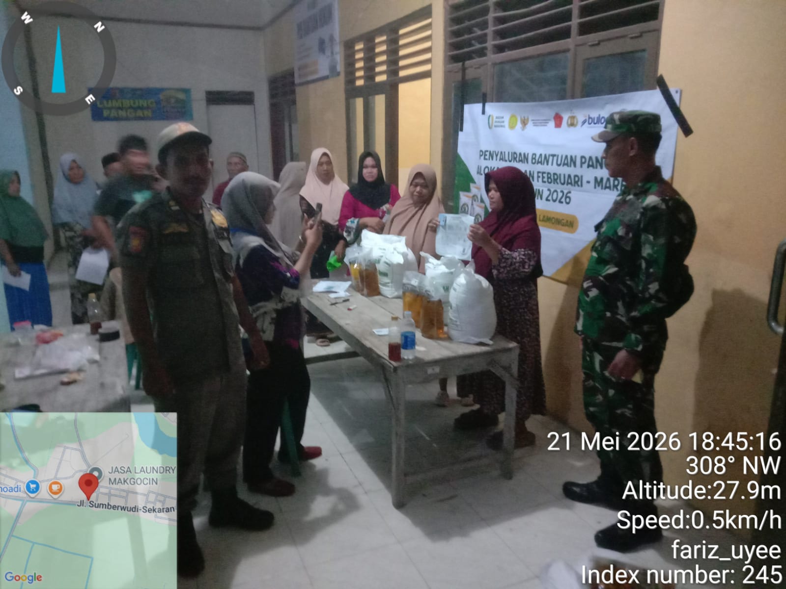 Foto: Monitoring Penyaluran Bantuan Pangan Alokasi Februari–Maret Tahun 2026 di Desa Sonoadi Berjalan Lancar Hingga Malam Hari